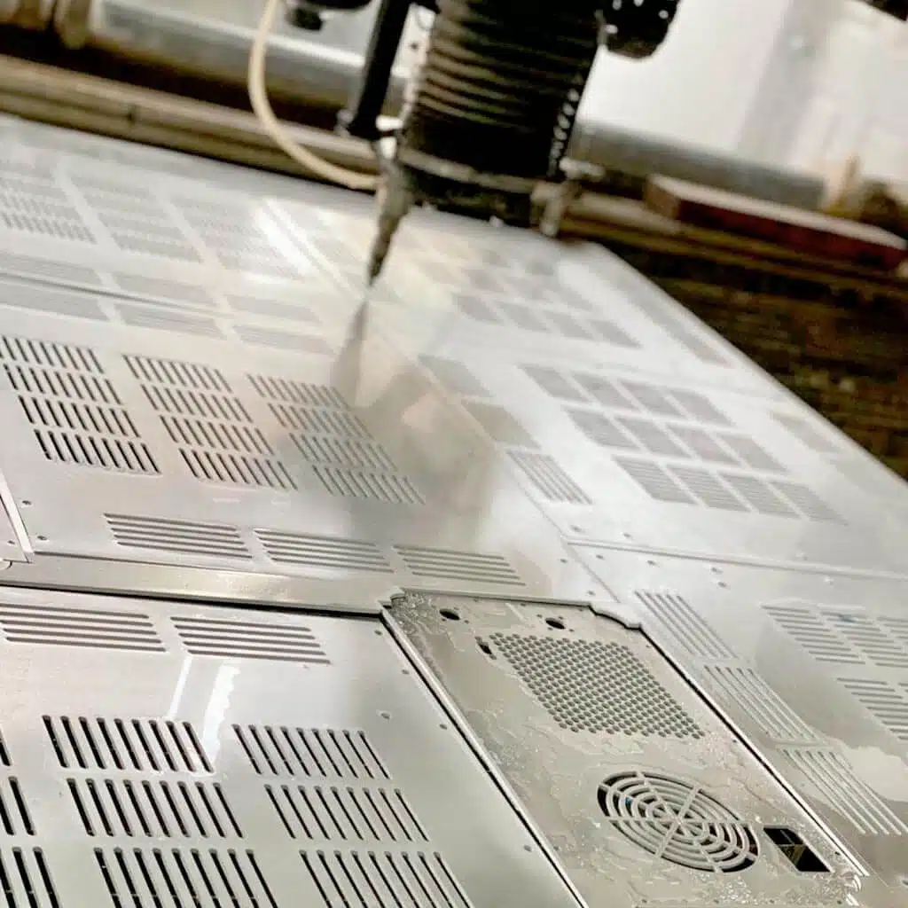 Patrón metálico tipo panal cortado con waterjet