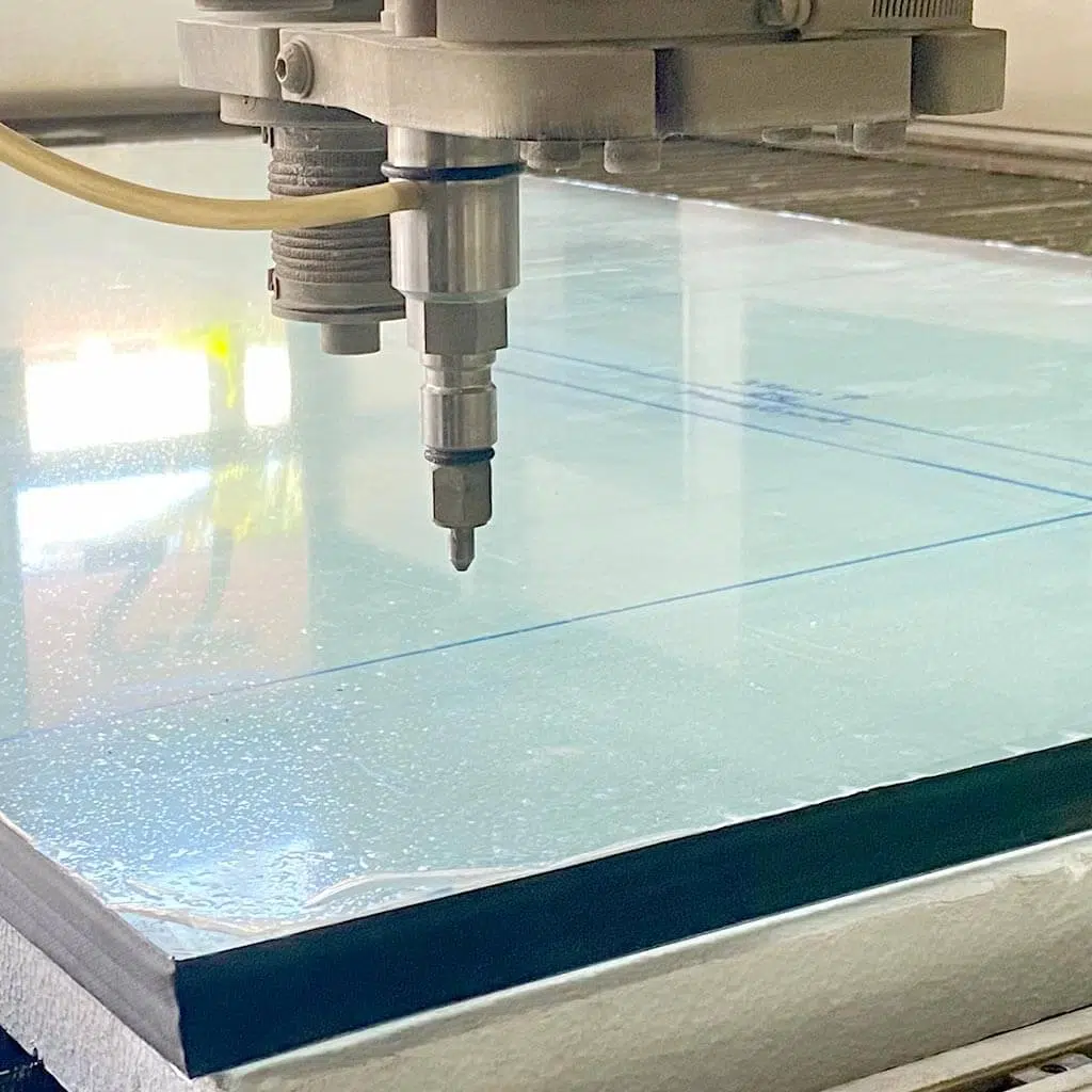 Cabezal de waterjet sobre una lámina de gran formato durante la preparación del corte