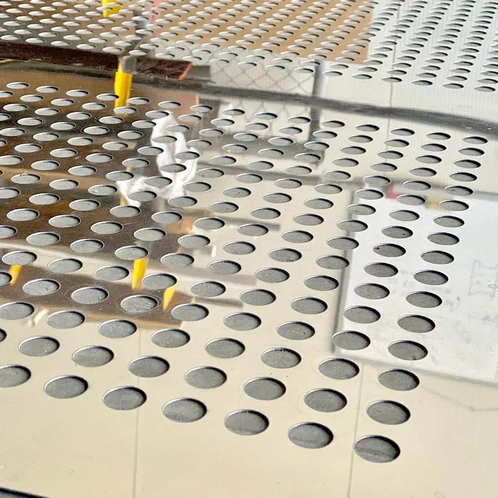 Arreglo denso de piezas metálicas cortadas por waterjet