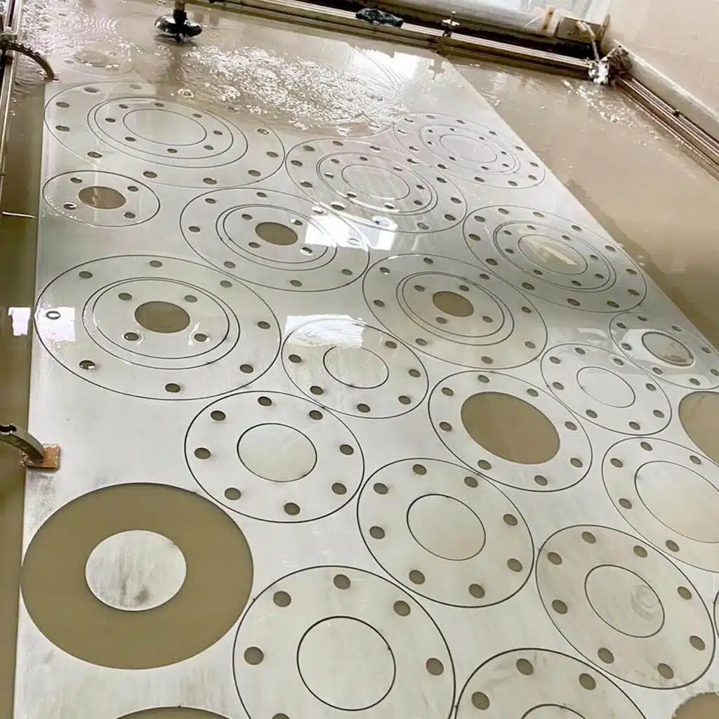 Silueta decorativa metálica cortada con waterjet