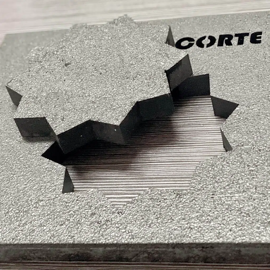 Cabezal de waterjet sobre una lámina con ranuras repetidas