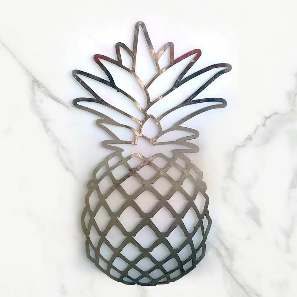 Silueta metálica tipo piña cortada con waterjet