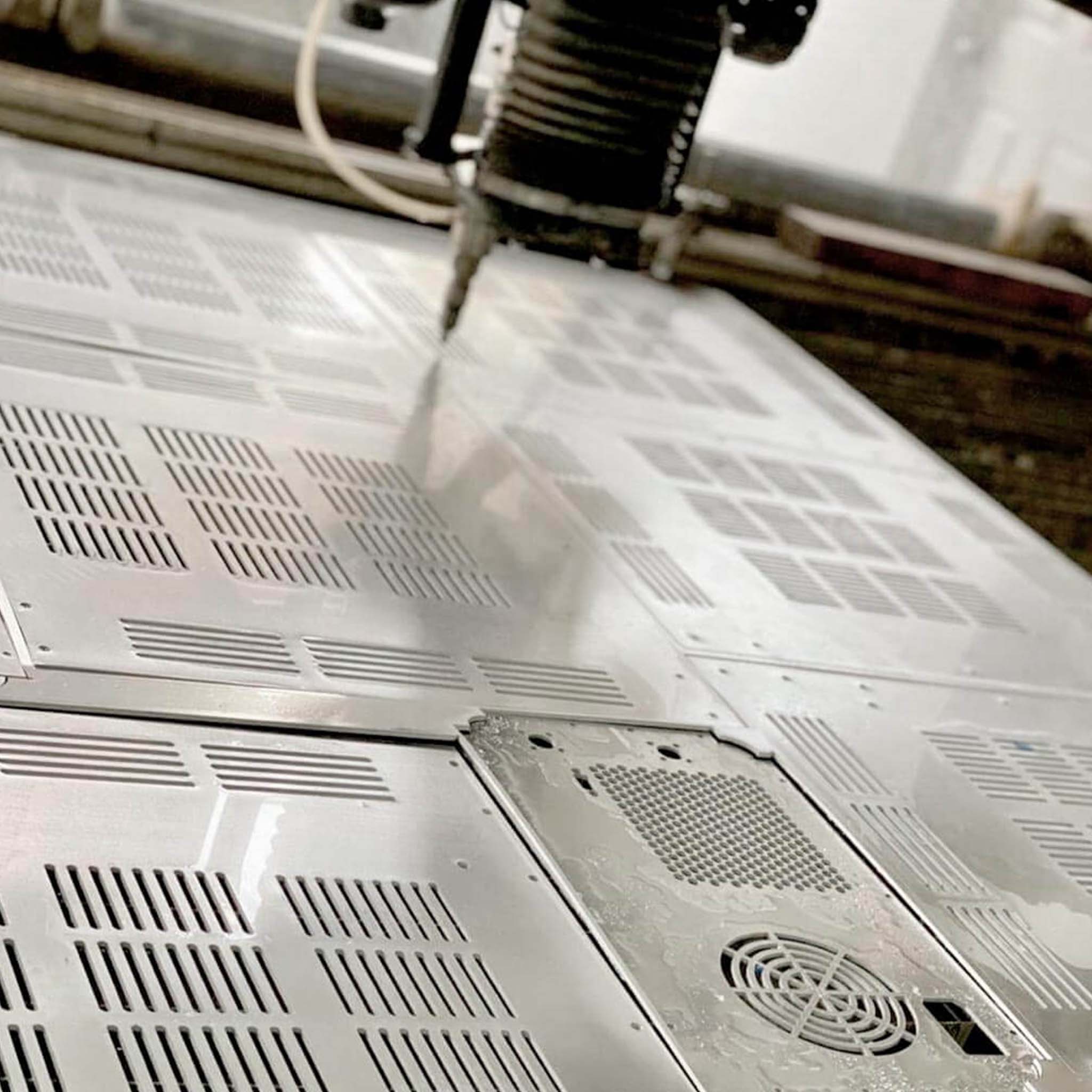 Corte por chorro de agua aplicándose en la fabricación de un dispositivo médico en Costa Rica.