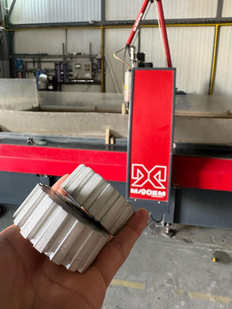 Pieza cortada por chorro de agua mostrando alta precisión en detalle, realizada en Tecnometales CNC con la tecnología Water Jet.