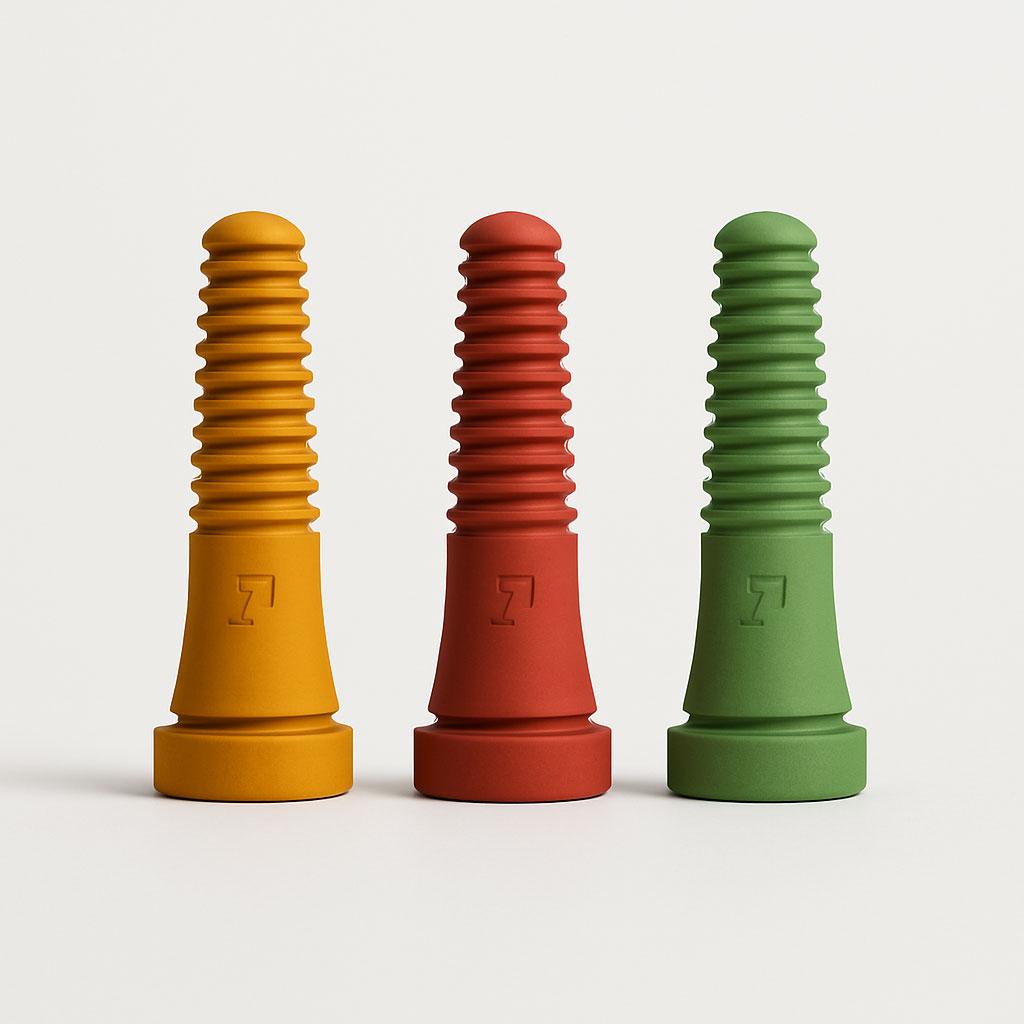 Tres dedos desplumadores industriales Plumatech en colores amarillo, rojo y verde, alineados sobre fondo blanco, mostrando variedad de diseño y enfoque en durabilidad para el procesamiento avícola.