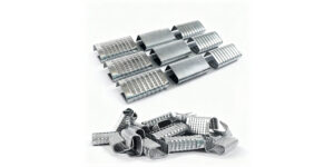 Vista detallada de grapas metálicas de alta resistencia para fleje, utilizadas en procesos de embalaje industrial para asegurar la protección y estabilidad de mercancías en el sector B2B. Tecnometales Onis CNC